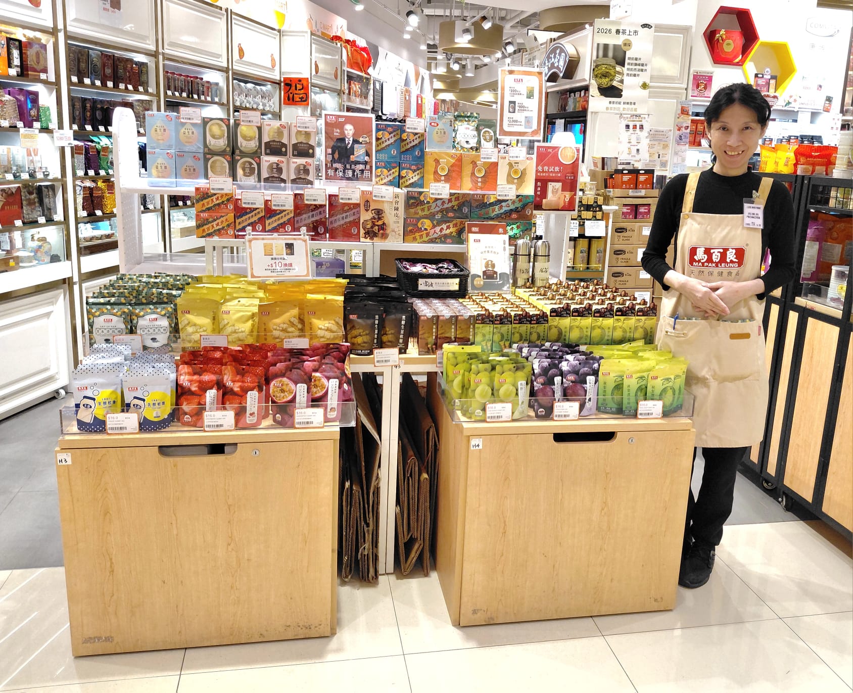 馬百良推廣員在產品展示檯旁提供推廣支援