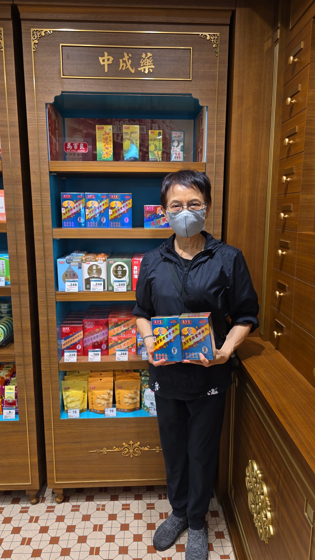 馬百良店內產品展示及推廣人員現場照片