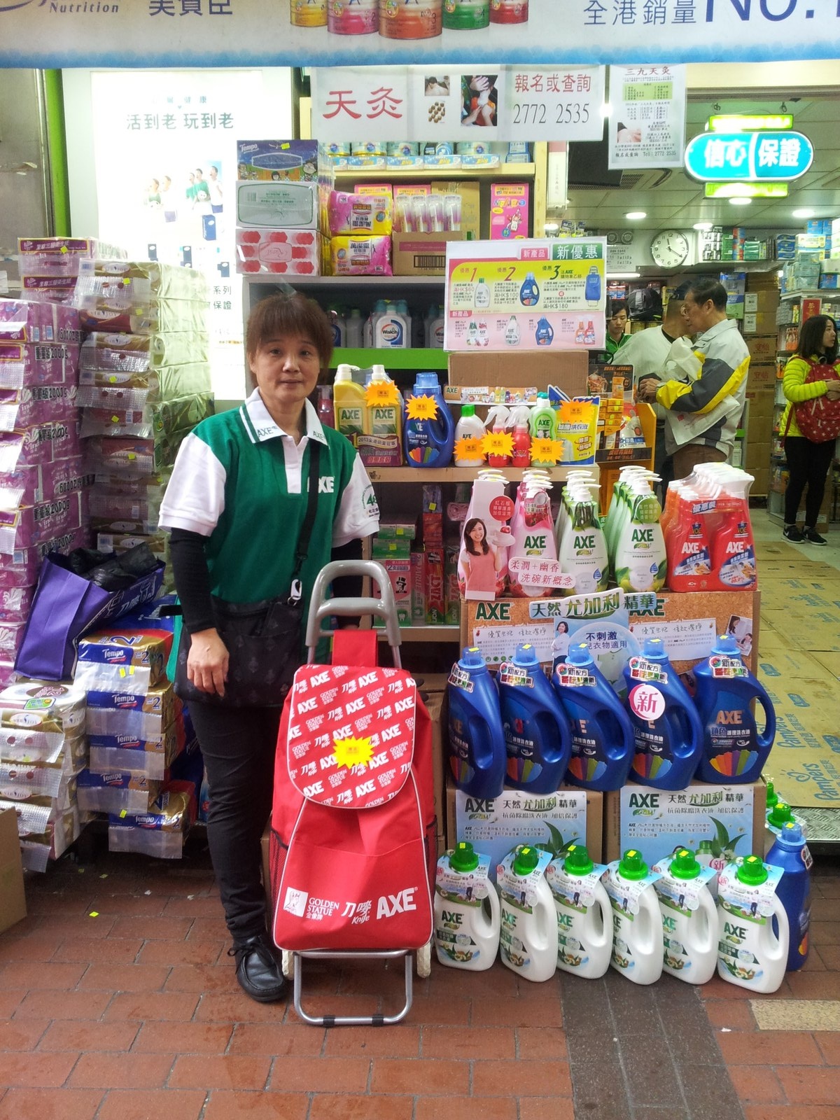 AXE 推廣員和大型店內產品陳列