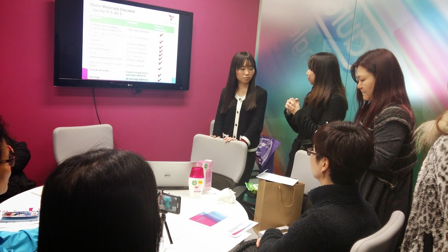 KPI 與 Dettol 團隊在零售推廣活動前進行產品及物料培訓