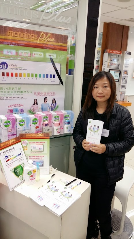 KPI 推廣員在 Mannings Plus 的 Dettol 展示區介紹產品