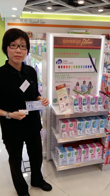 KPI 推廣員在 Dettol 個人護理產品貨架前進行推廣