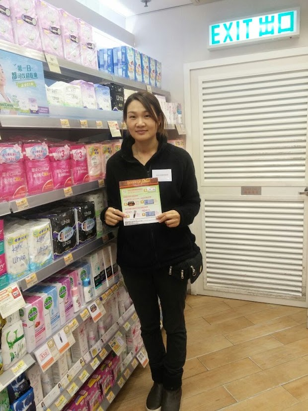 KPI 推廣員在個人護理零售貨架旁介紹 Dettol 產品