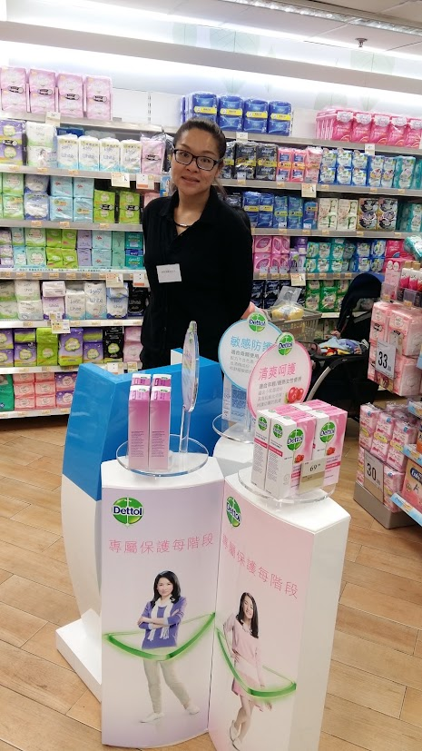 KPI 推廣員在零售店內的 Dettol 展示台進行產品介紹