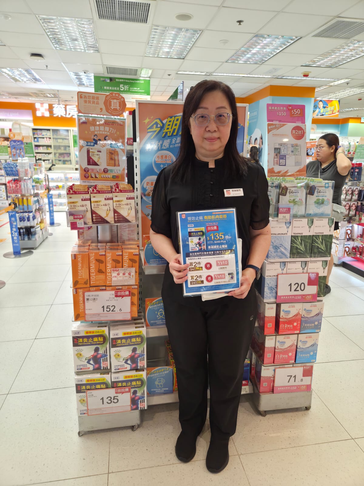 Fortocool 推廣人員與店內展示架實拍