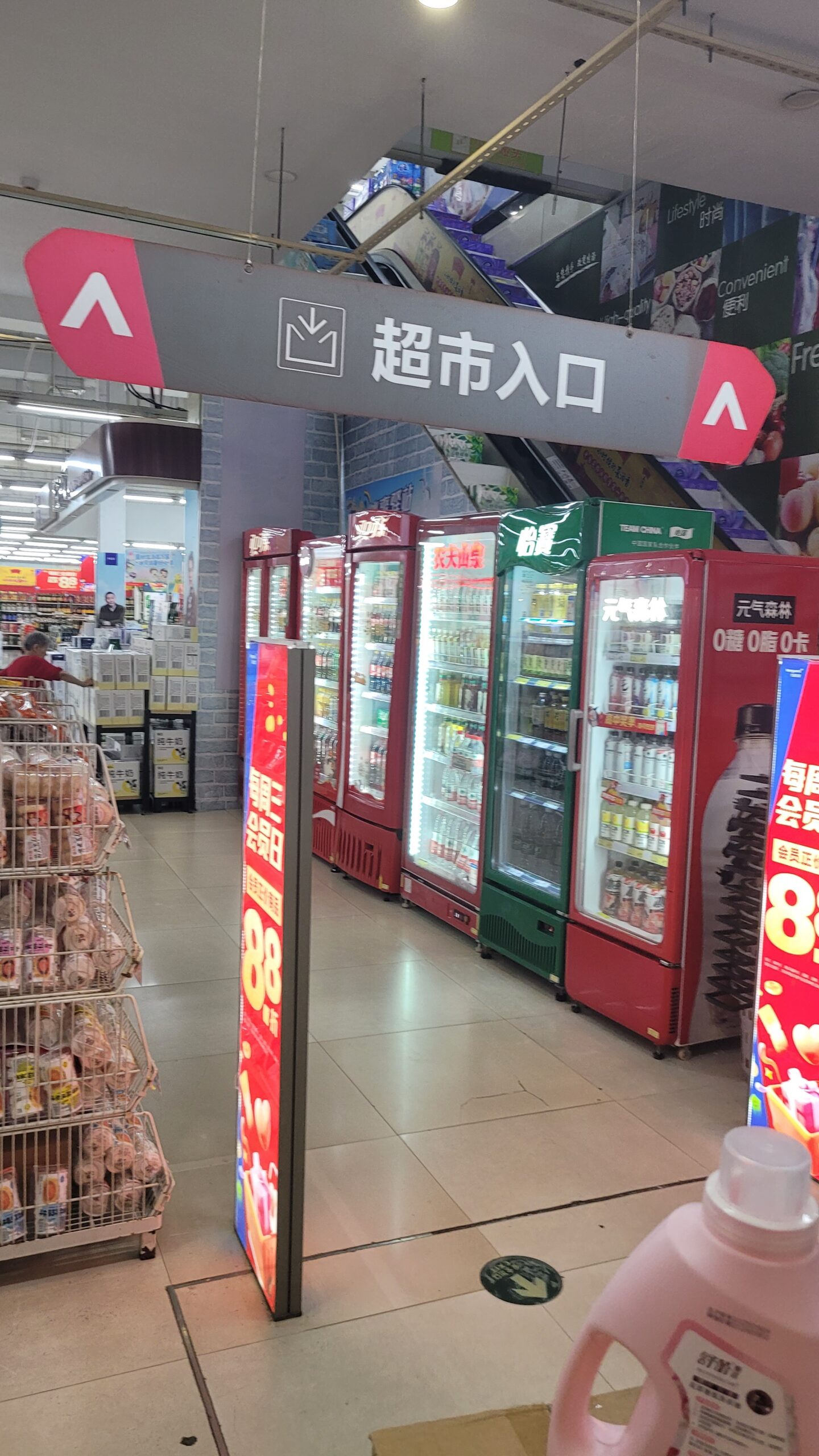 南昌超市入口，顧客準備以手拉車進入賣場