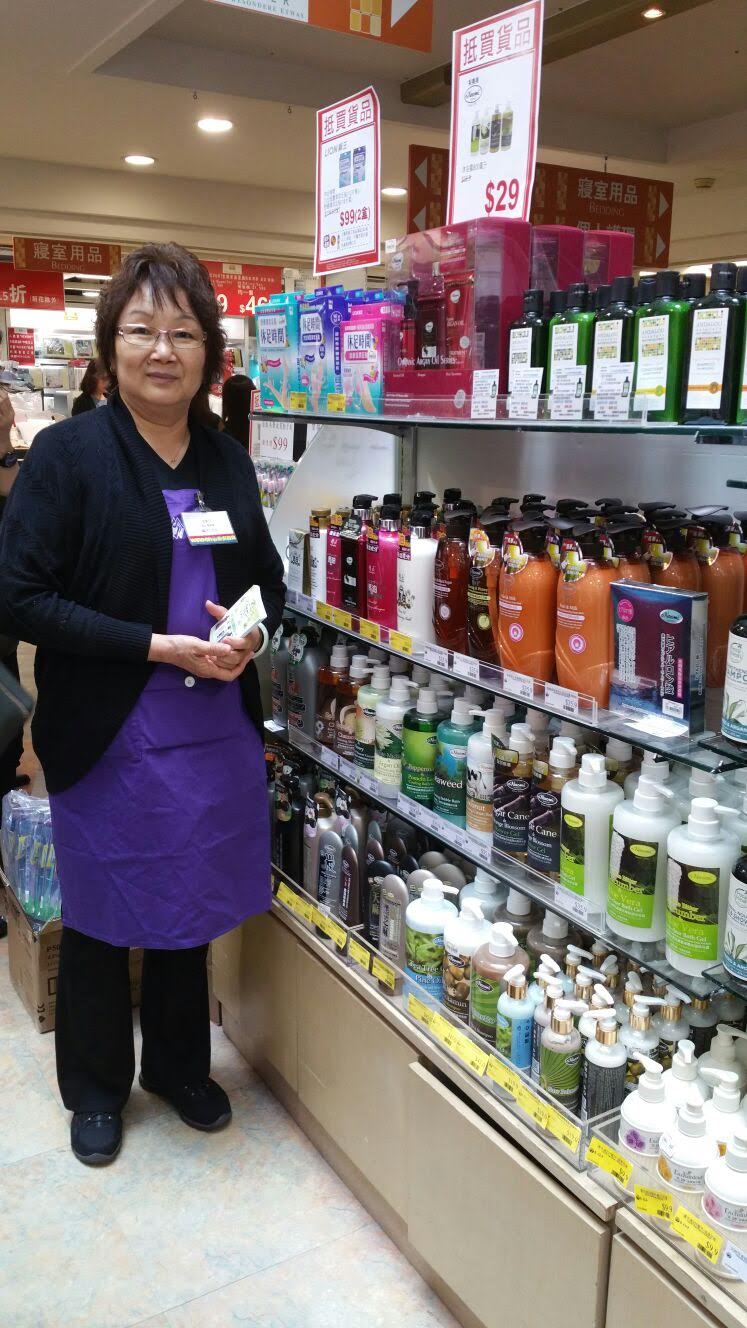 百貨店內梨奧美洗護產品貨架及前線人員