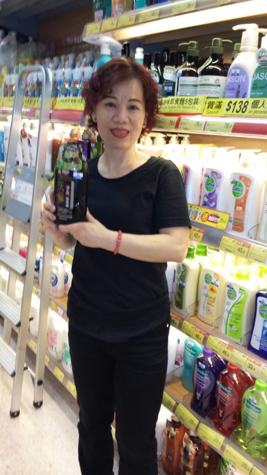 KPI 前線同事於零售店內介紹梨奧美洗護產品