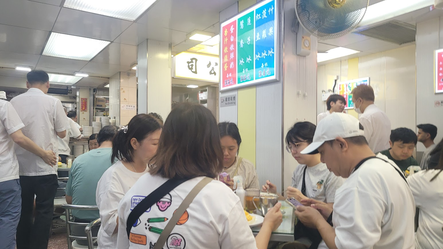 澳洲牛奶公司繁忙早餐時段的真實場景。